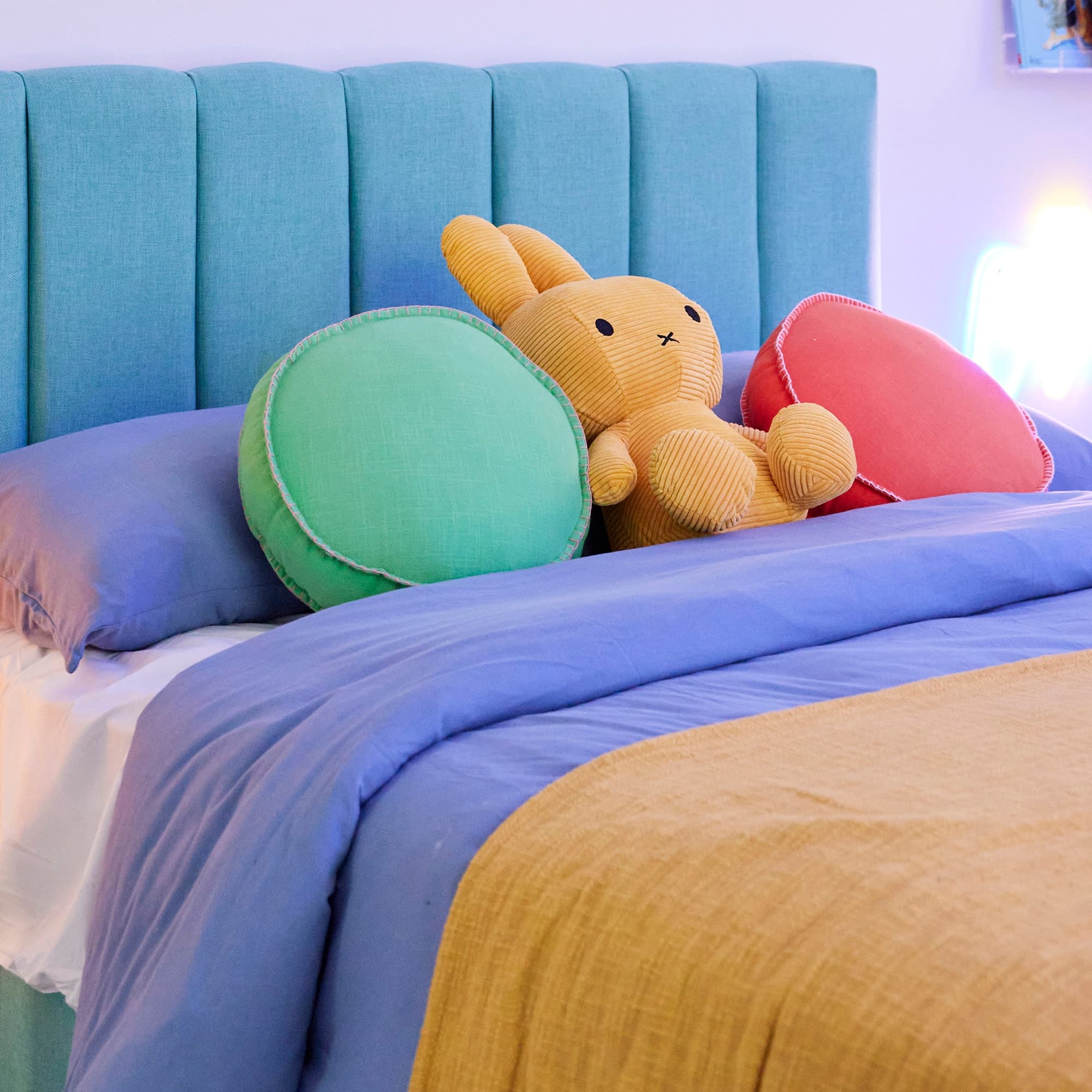 Lifestyle image of the  Lush Qb Bed Head W/Ascent Deluxe Gas Lift Base Beachcomber Aqua from Forty Winks