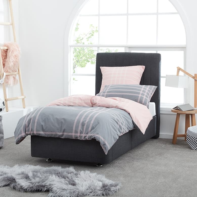 Lifestyle image of the  Titan Vertical Qb Bedhead (Graphite) from Forty Winks